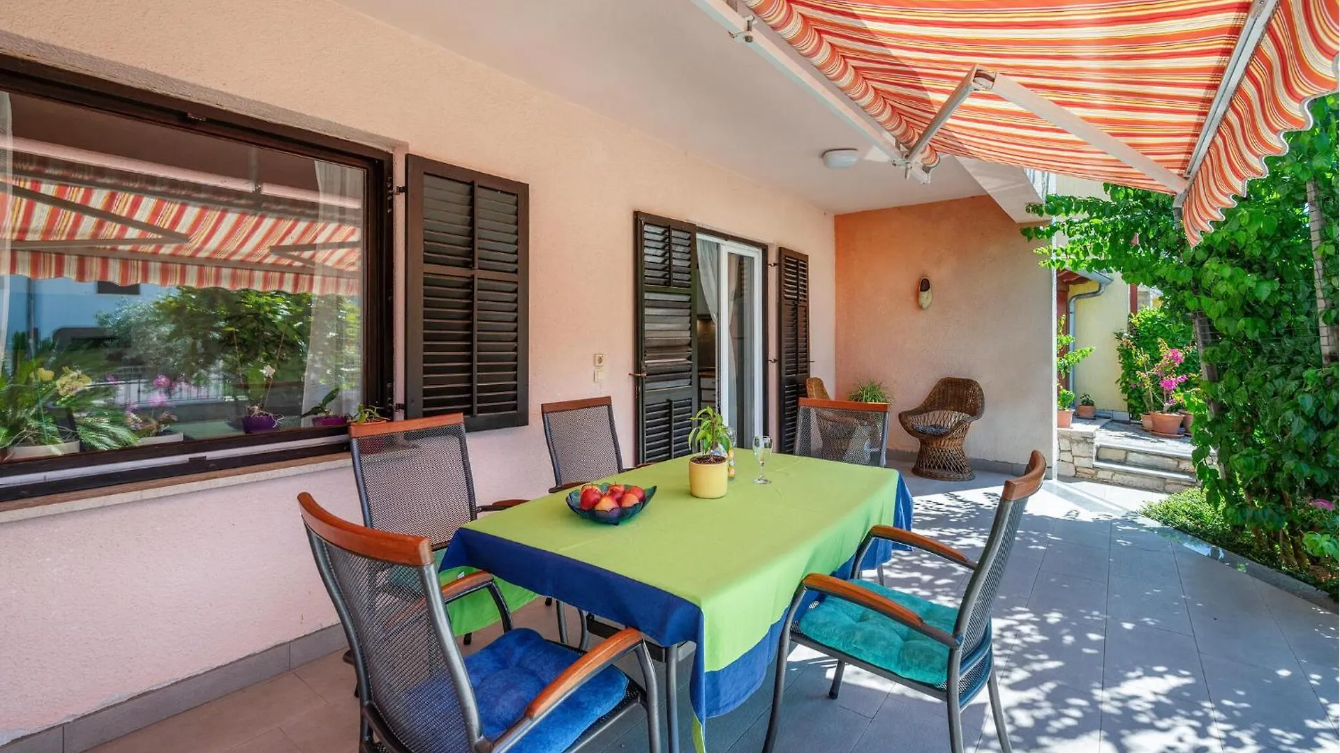 Amazing Apartment In Valbandon With Kitchen